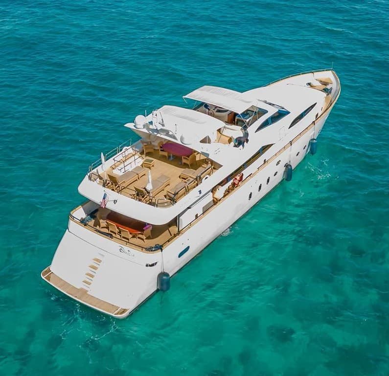 Group Yacht Charter Luxx occasion frame