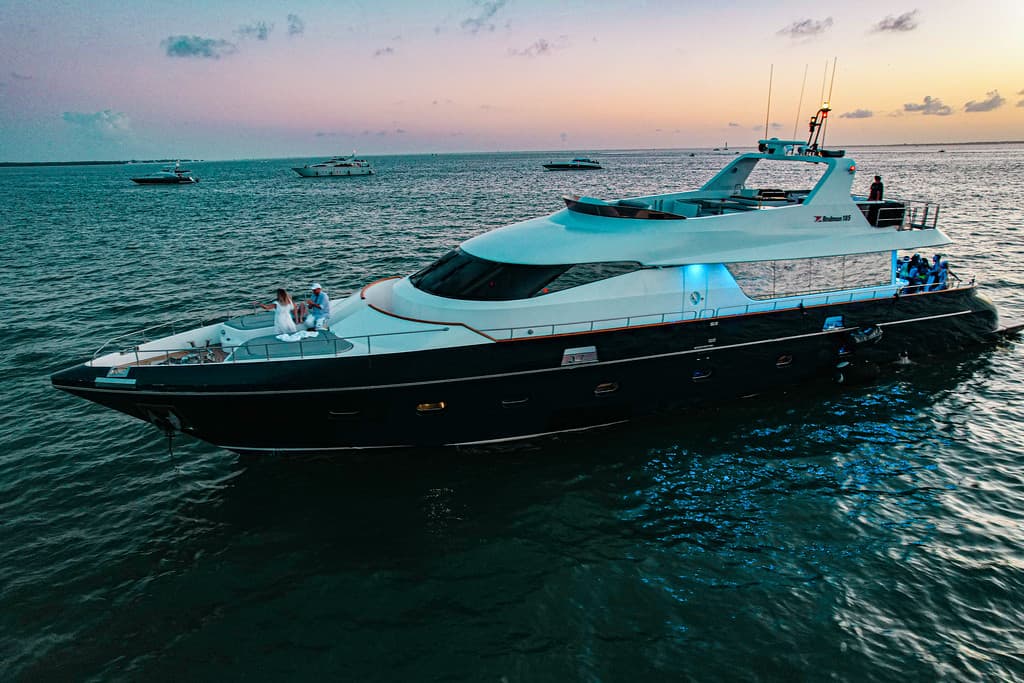 Bachelorette Yacht Charter Luxx occasion frame